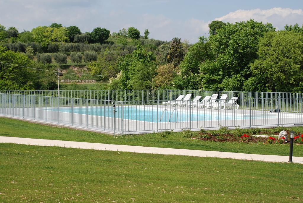 Villaggio Esmera Десенцано дел Гарда Екстериор снимка
