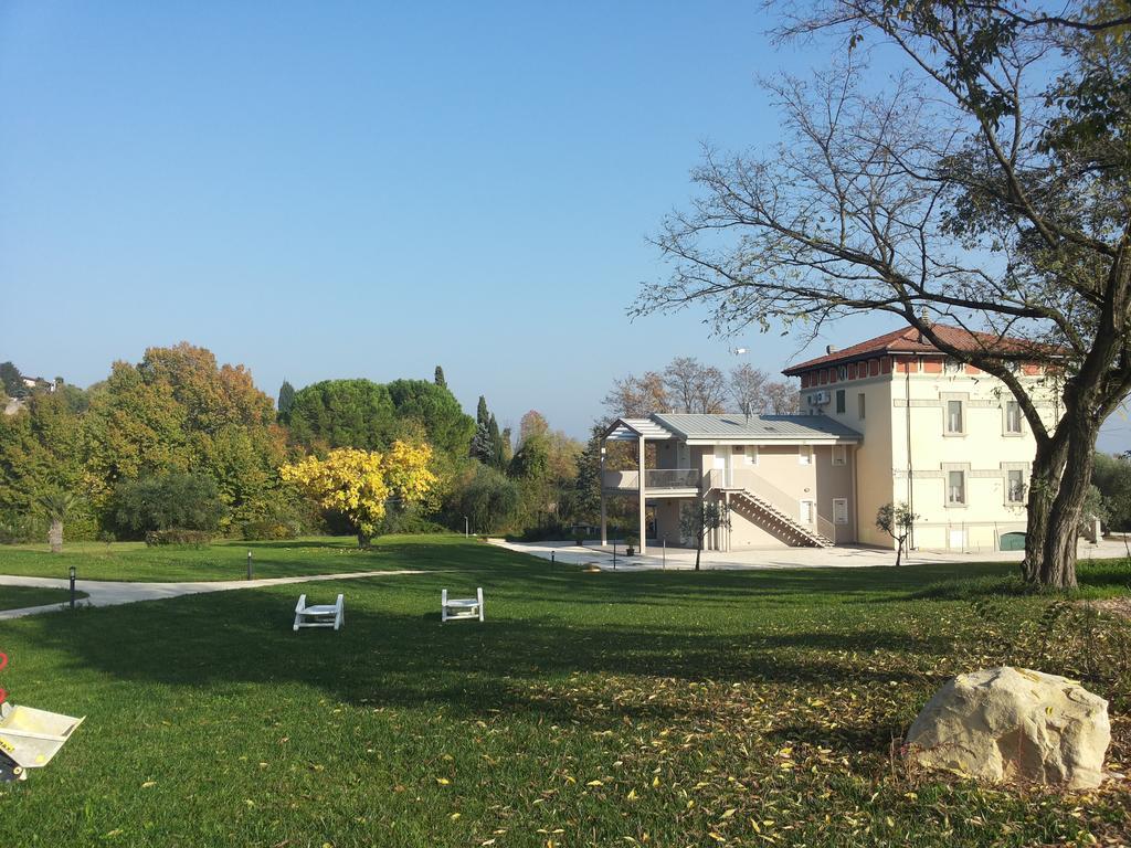 Villaggio Esmera Десенцано дел Гарда Екстериор снимка